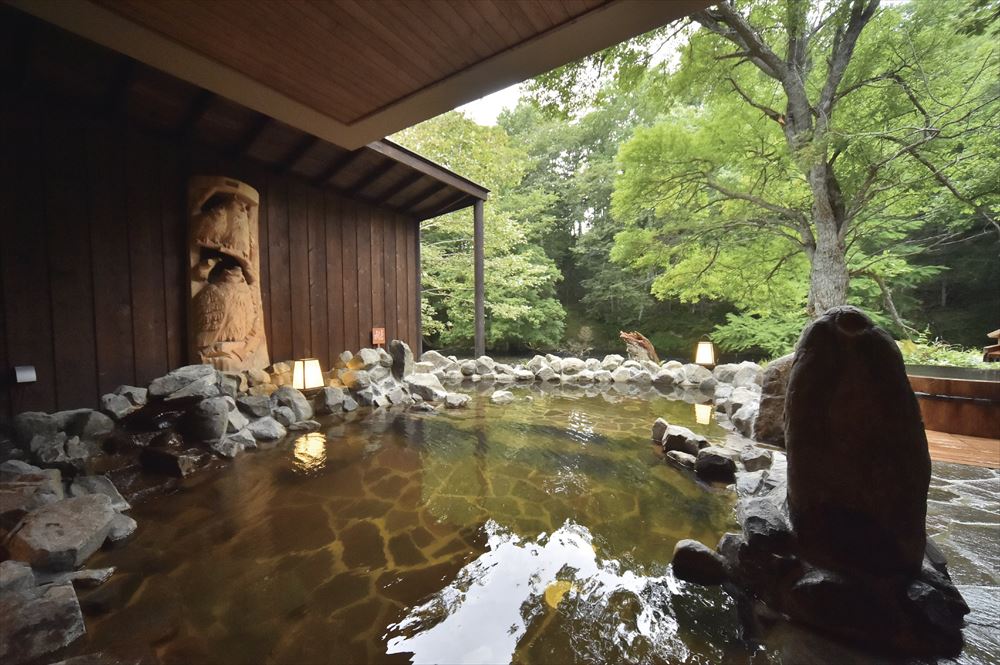 LA VISTA Akangawa_Open-air bath in the large common bathing area. Feel the pleasures of natural hot spring waters flowing direct from our private source.